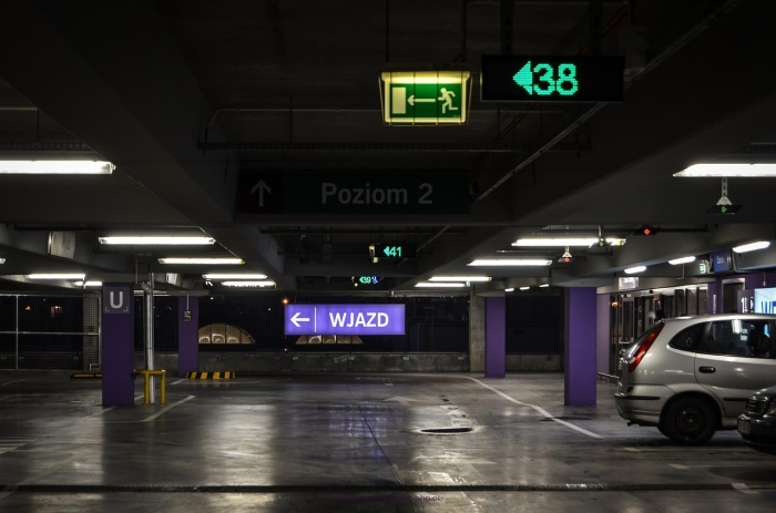 Jakie znaki i oznaczenia są niezbędne na parkingu?