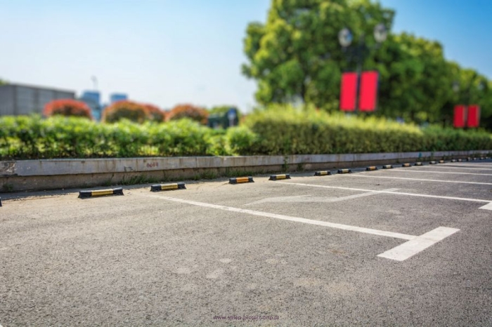 Jak kompleksowo wyposażyć bezpieczny parking firmowy? Poradnik dla zarządców nieruchomości i właścicieli firm